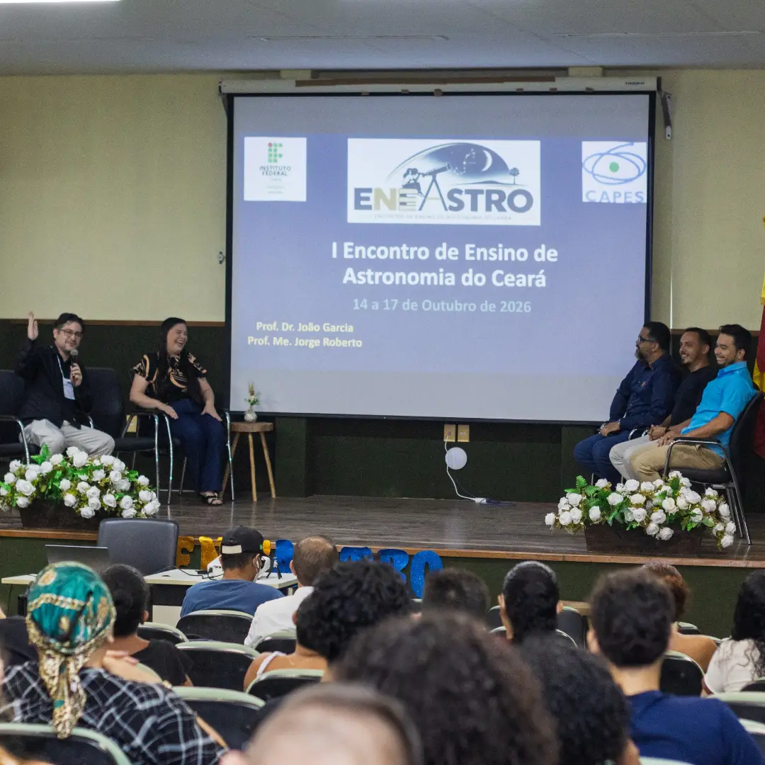 Registros da equipe e participantes durante o I ENEASTRO no IFCE Campus Acaraú